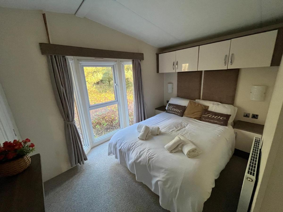 מורפת' Hazel Oaks, Beautiful Lodge With Hot Tub - Sleeps 6 - Felmoor Park מראה חיצוני תמונה