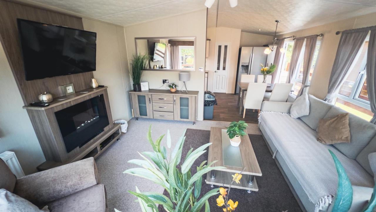 מורפת' Hazel Oaks, Beautiful Lodge With Hot Tub - Sleeps 6 - Felmoor Park מראה חיצוני תמונה