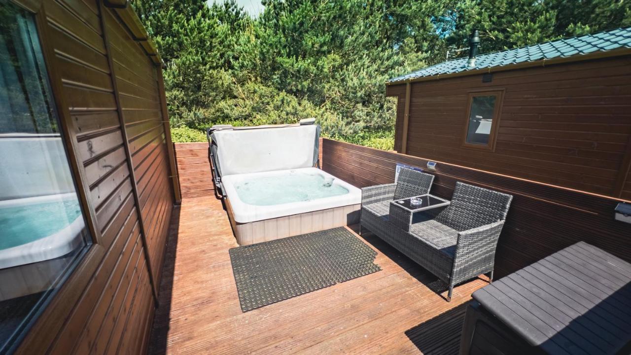 מורפת' Hazel Oaks, Beautiful Lodge With Hot Tub - Sleeps 6 - Felmoor Park מראה חיצוני תמונה